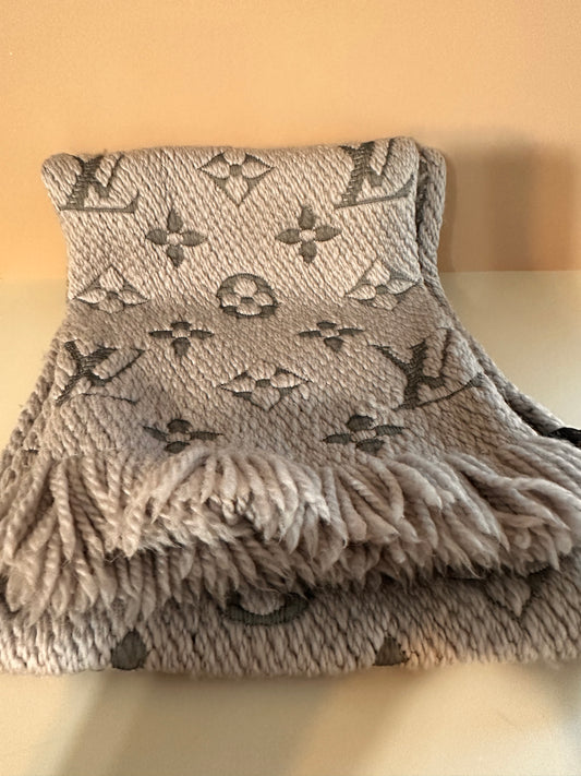 Louis Vuitton Logomania gray scarf