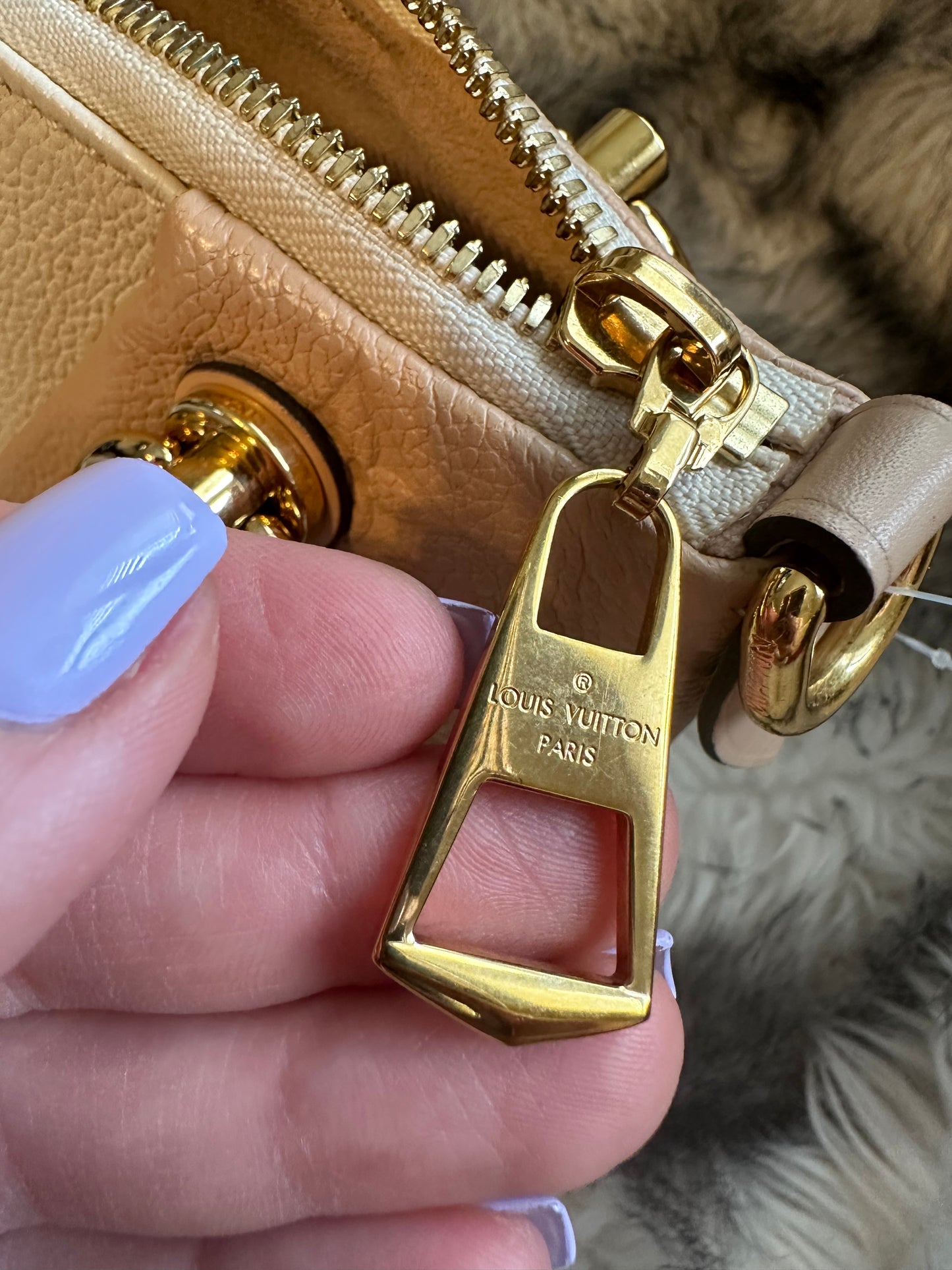 Louis Vuitton V empreinte bb