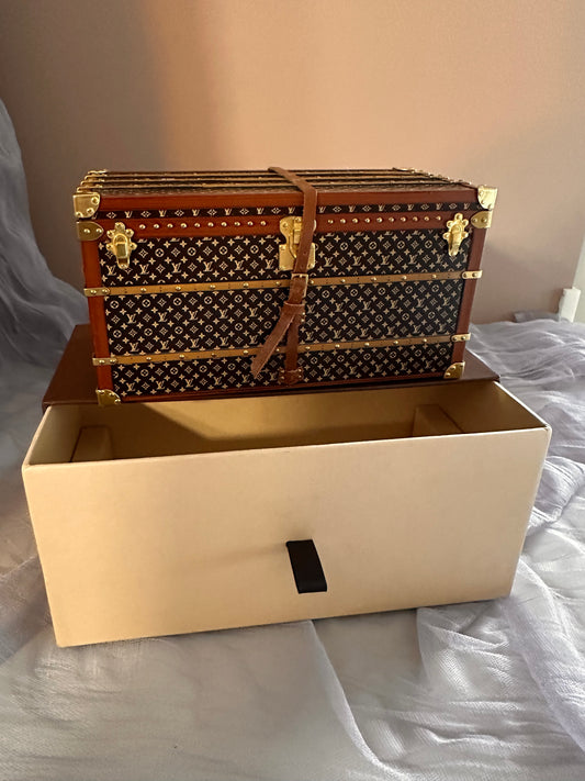 Louis Vuitton trunk paperweight “miss France”